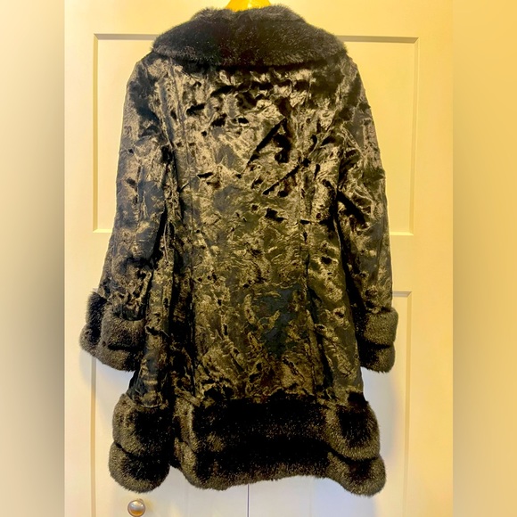 Vintage 1960s black faux-fur cuffed coat, size medium, made in England - Picture 3 of 5